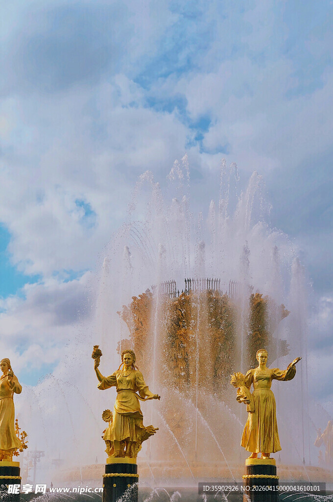 金色雕像与壮观喷泉景观