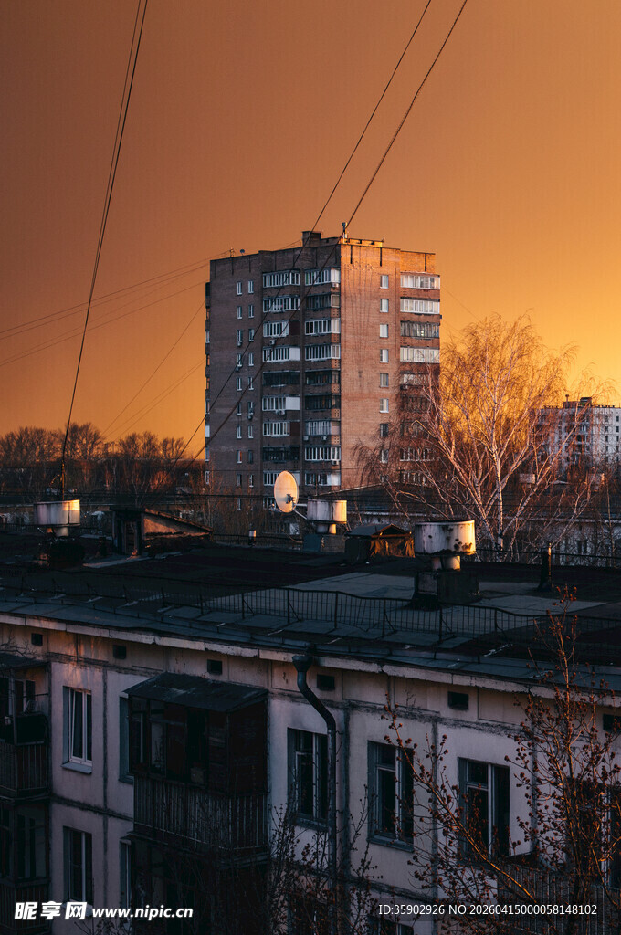 夕阳下的城市老旧建筑