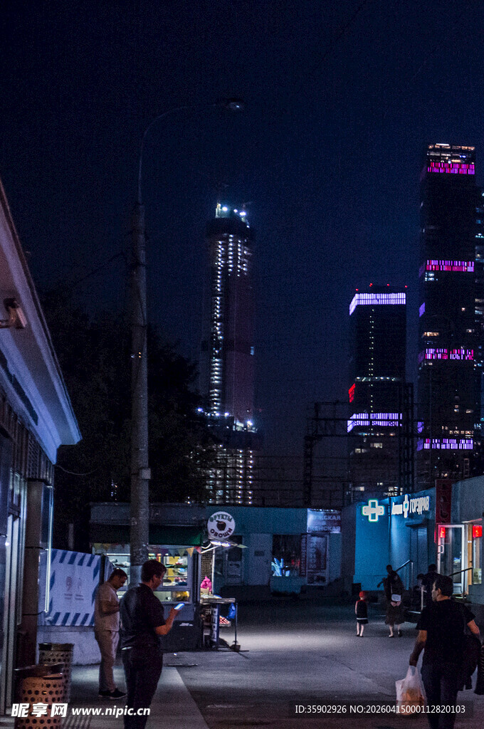 城市夜色下的热闹街道