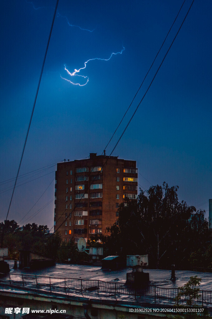 城市夜空闪电下的建筑