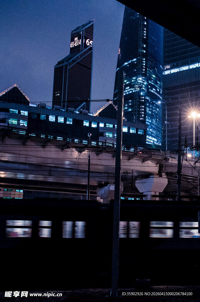 城市夜景中的行驶列车