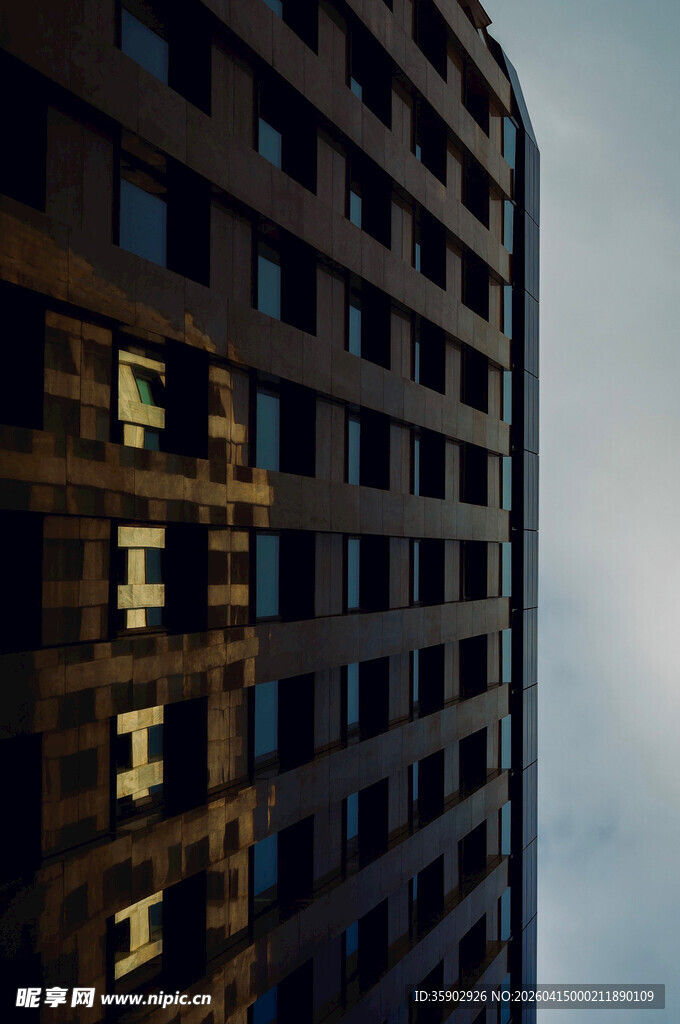 夜幕下的高楼建筑