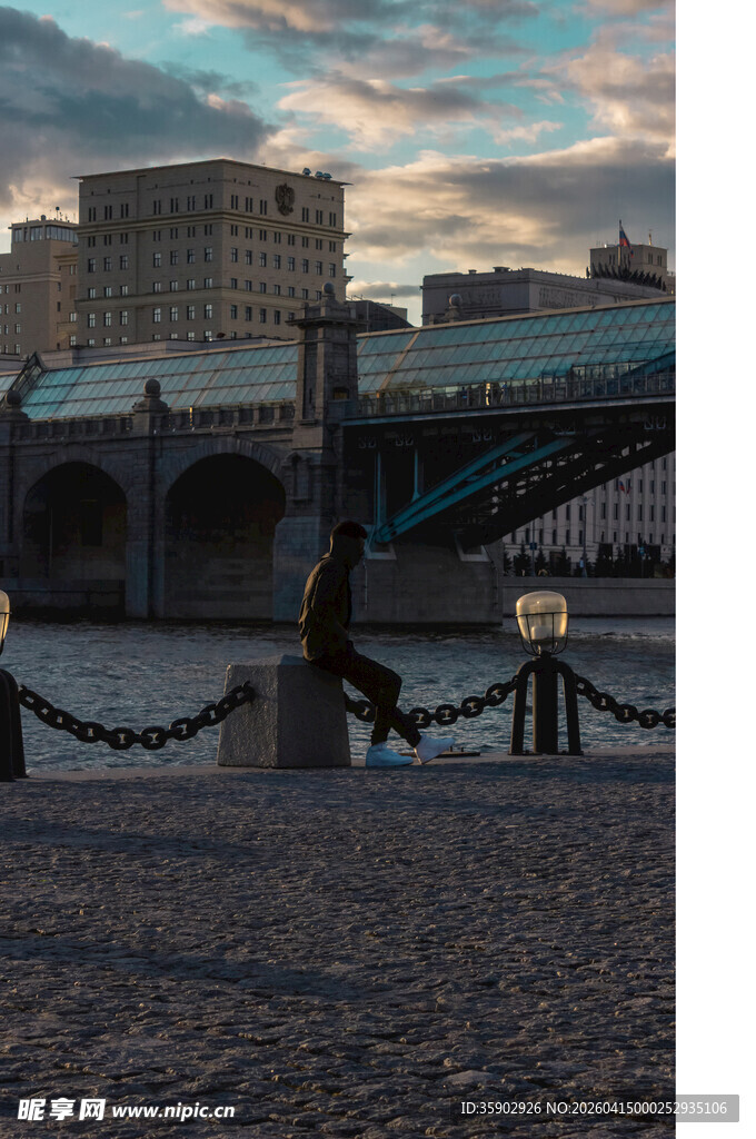 河畔黄昏下的孤独身影