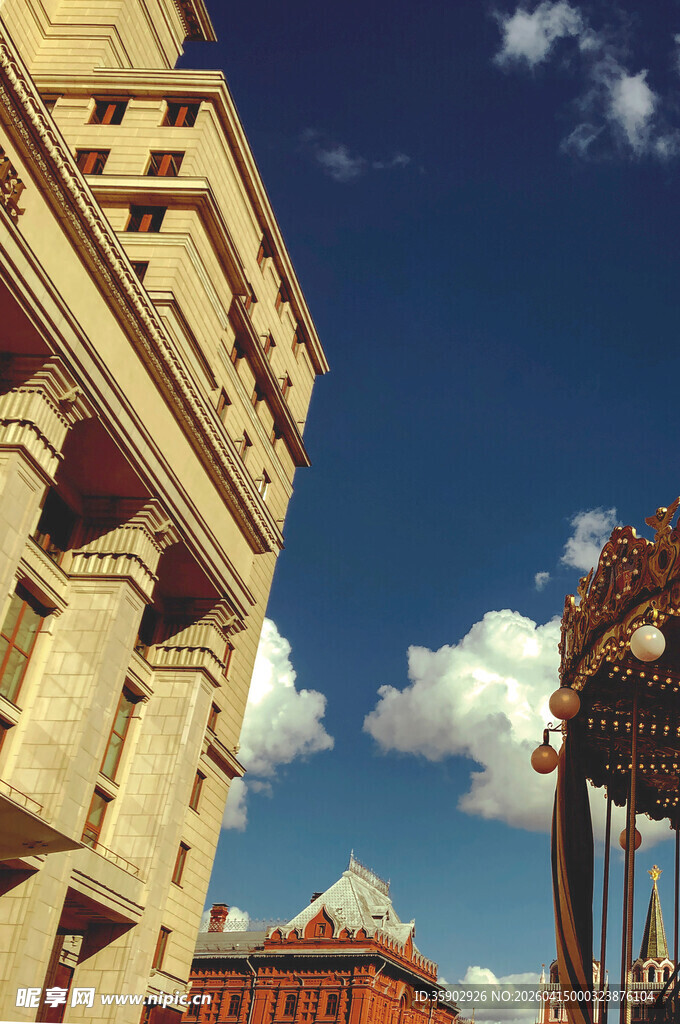 欧式建筑与蓝天白云景象