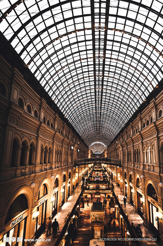 华丽拱形玻璃顶的室内空间