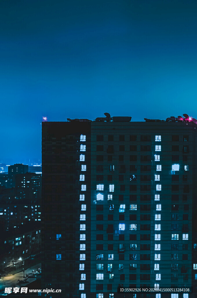 莫斯科夜幕下的亮灯居民楼