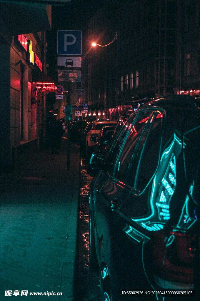 莫斯科夜晚街头的多彩衣物陈列