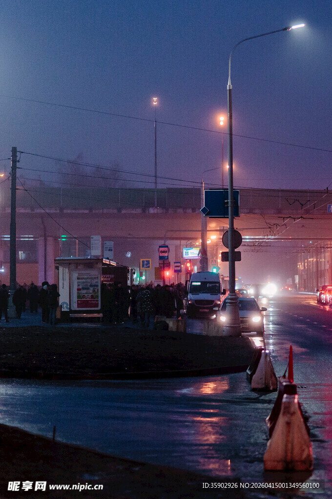 莫斯科雨夜街头行人与车辆景象