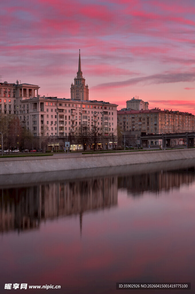 莫斯科河畔城市的绚烂黄昏景色