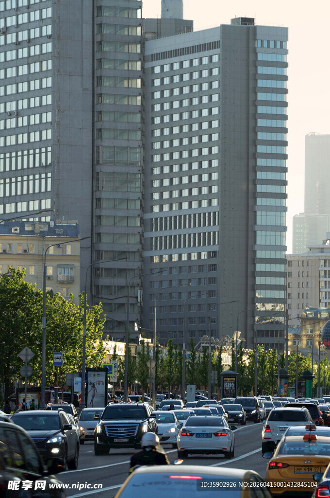 莫斯科城市繁忙街道与高楼景象