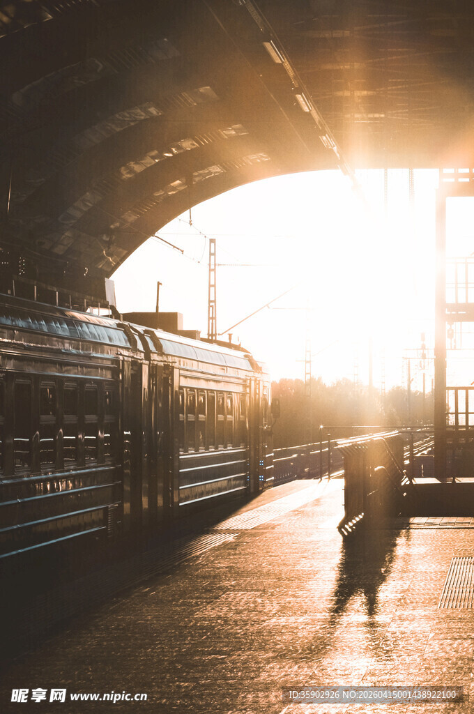 夕阳下的火车站台身影