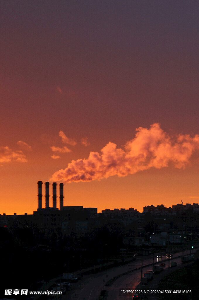 夕阳下的工厂烟囱景观