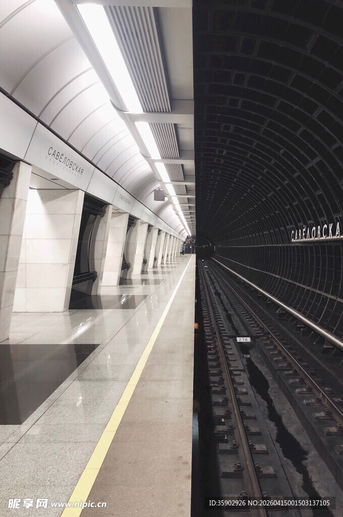 空旷地铁站台与延伸轨道