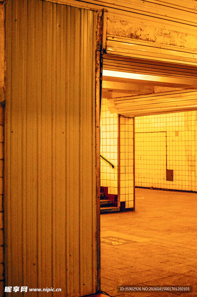 昏暗仓库入口场景