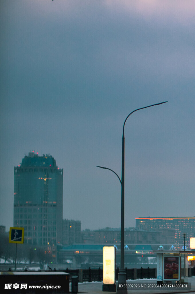 莫斯科城市天际线与街灯景观