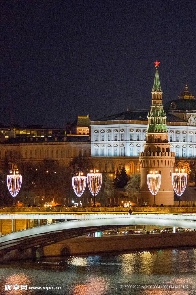 莫斯科夜景中的璀璨桥梁