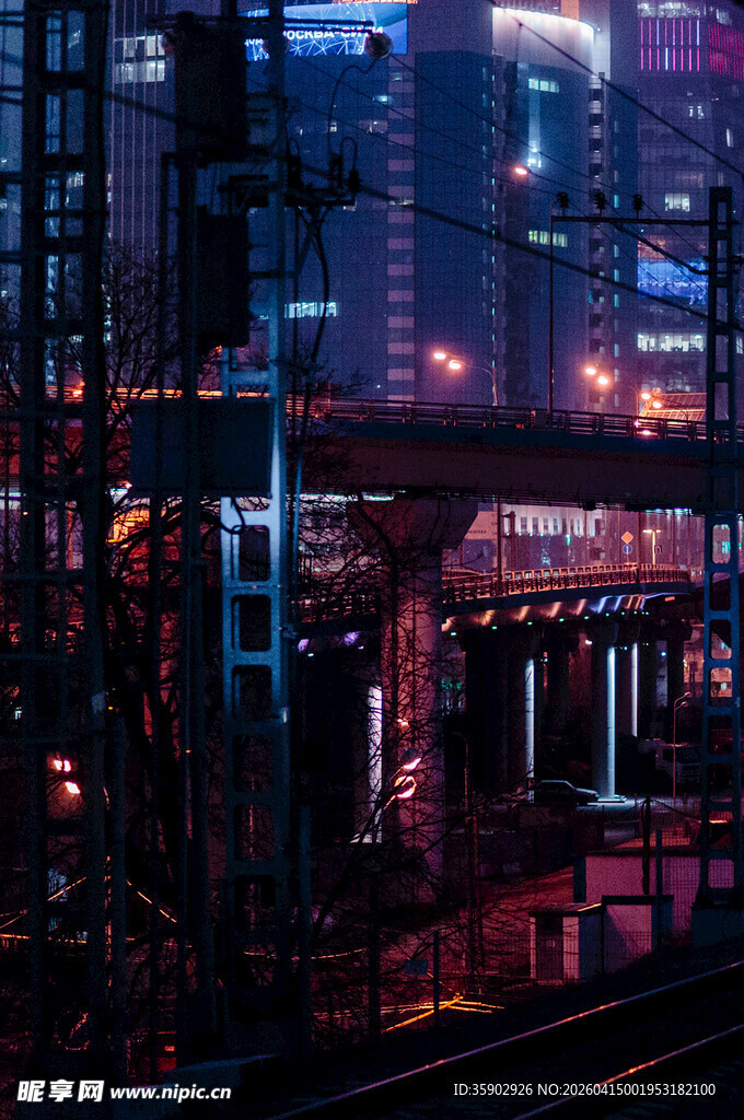 未来都市夜景中的高架桥