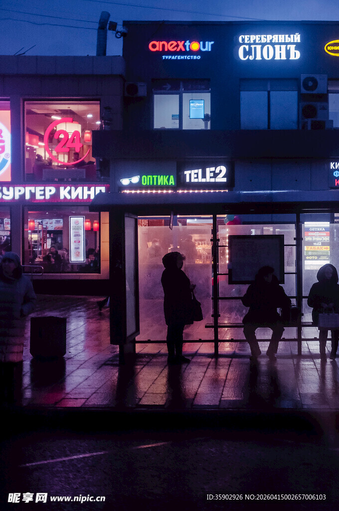 夜晚街边的便利店场景