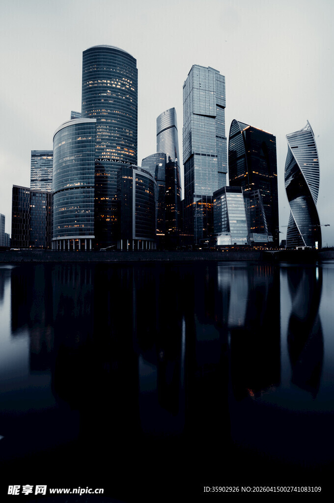莫斯科现代都市建筑群的静谧倒影