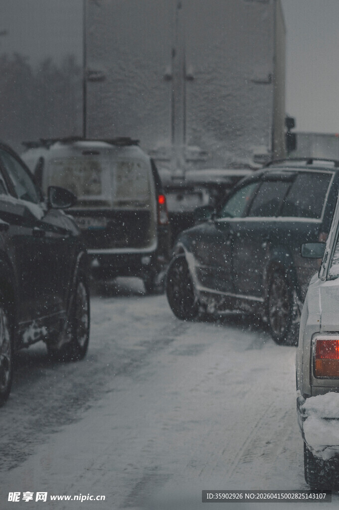 莫斯科雪天道路上多车事故场景