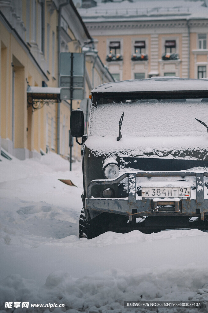 莫斯科雪覆街头汽车