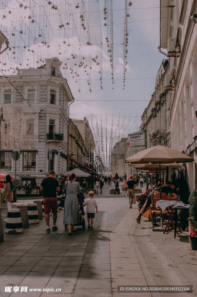 欧洲小镇热闹的街道景象
