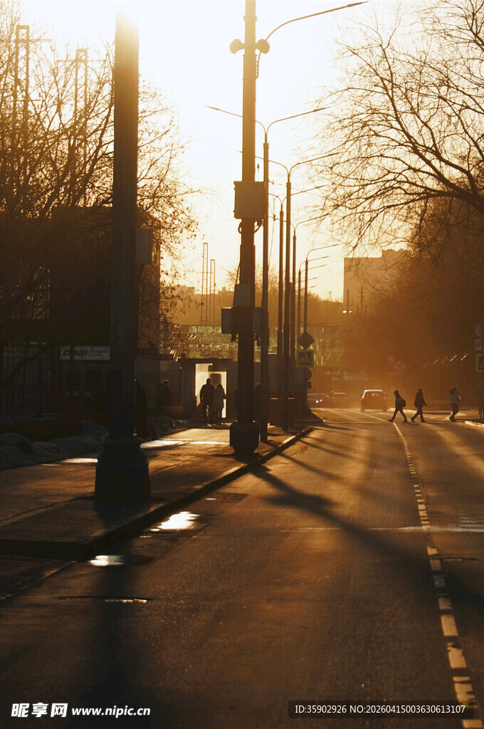 莫斯科夕阳下的城市街道景象