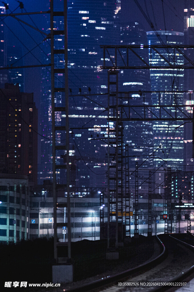 夜幕下的城市与铁轨景观