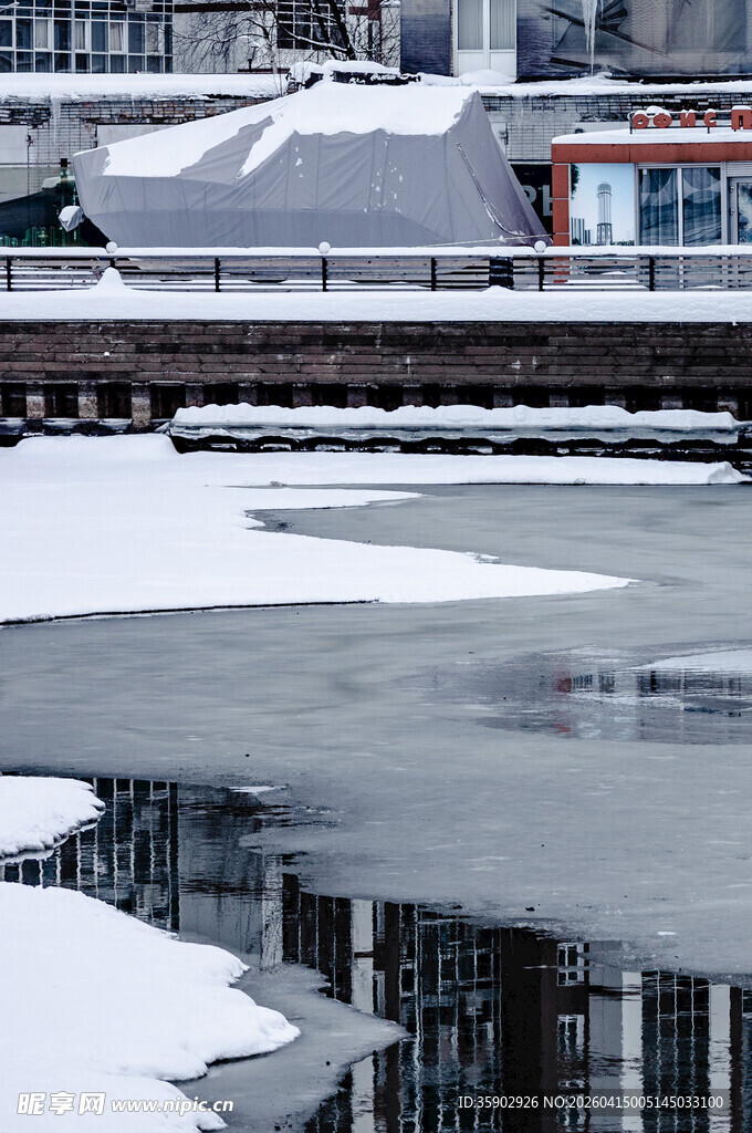 冬日河畔雪景