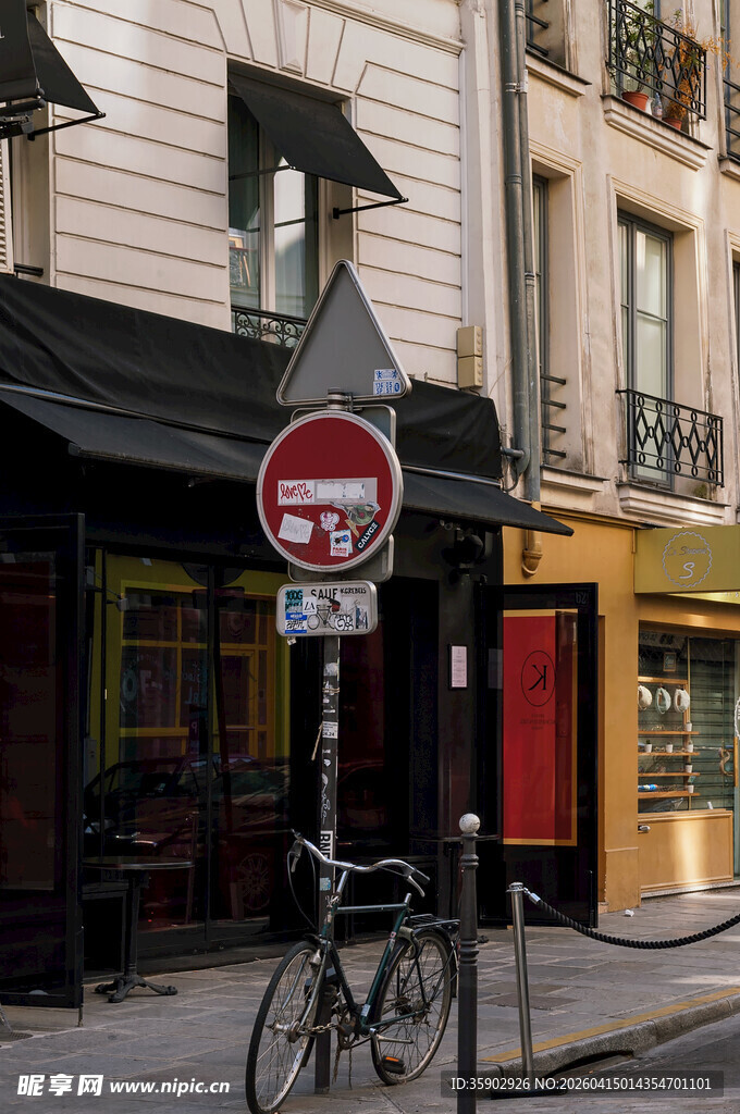 巴黎街头的交通标志与单车