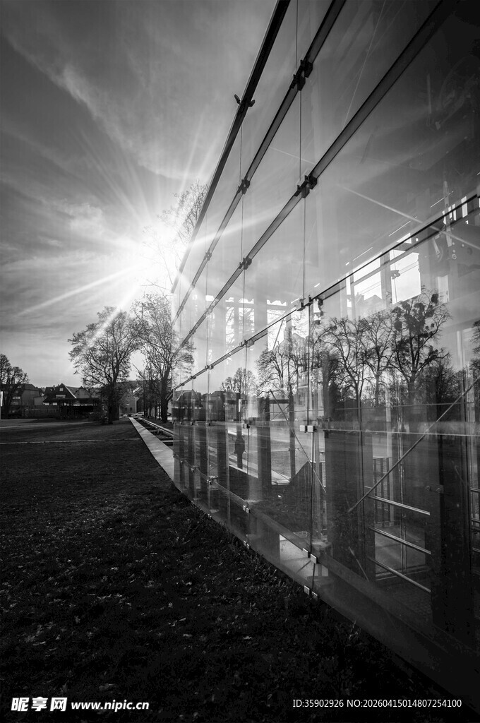 黑白光影下的建筑与电线