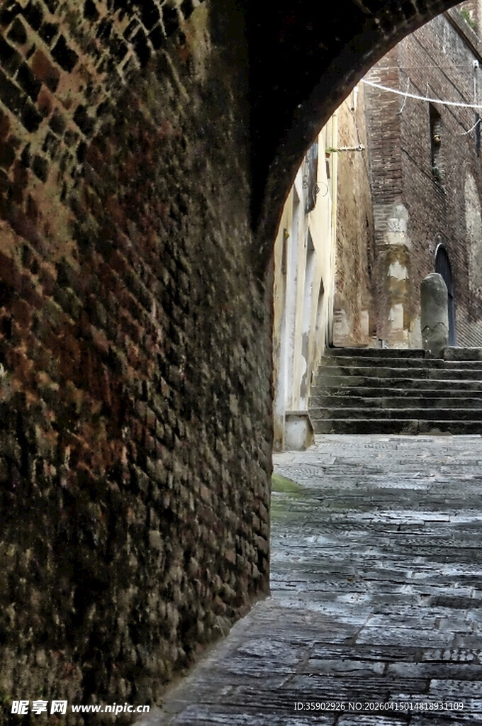 古老石拱门后的静谧景象