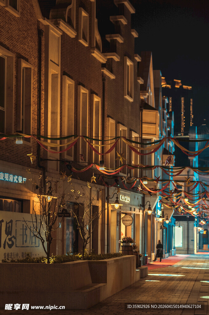 夜晚街道的温馨灯光景致