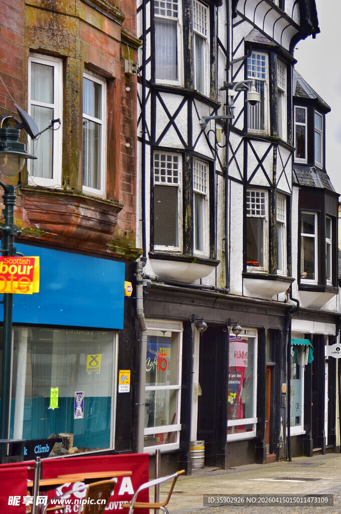 英式街道旁的特色建筑