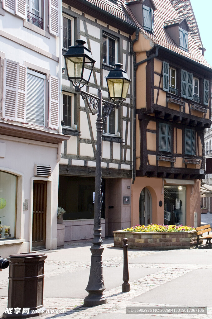 欧洲小镇街边的古朴建筑