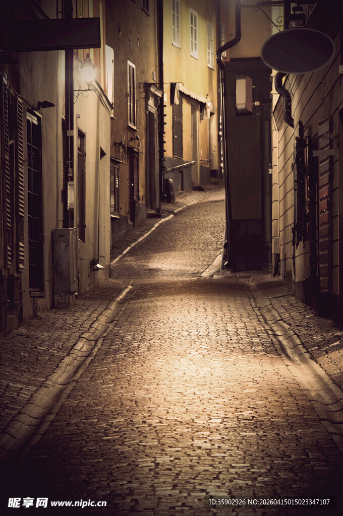 静谧昏暗的古老狭窄小巷