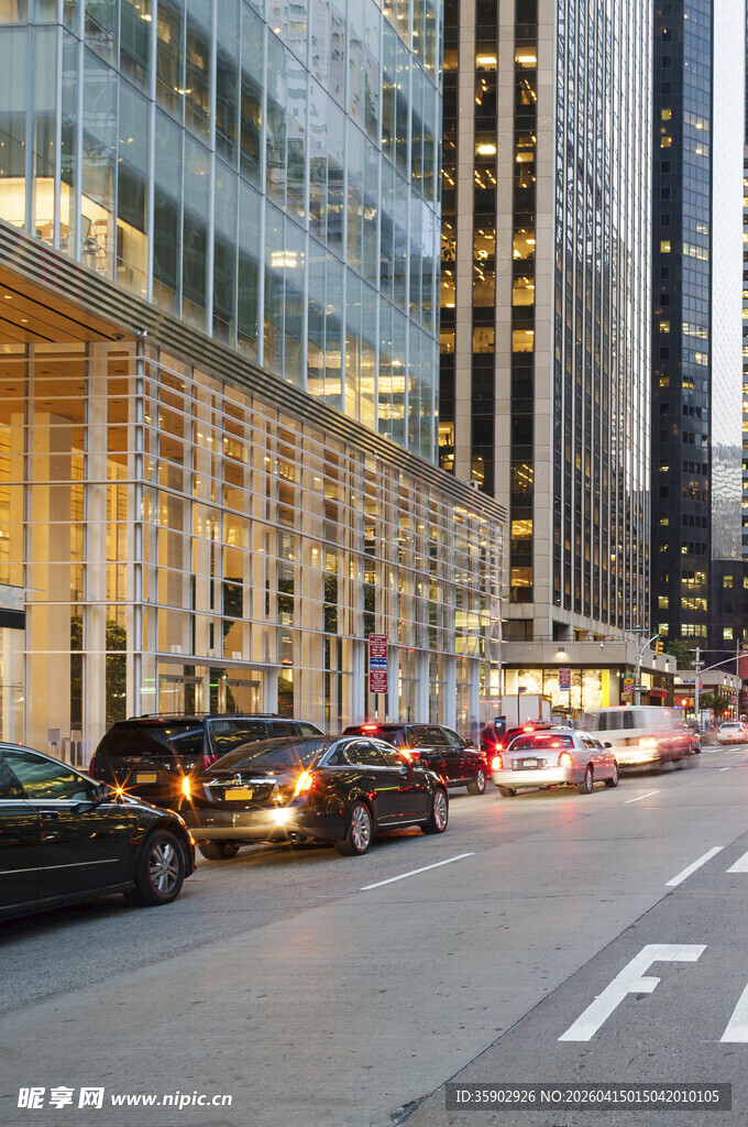 城市街道繁忙车流景象