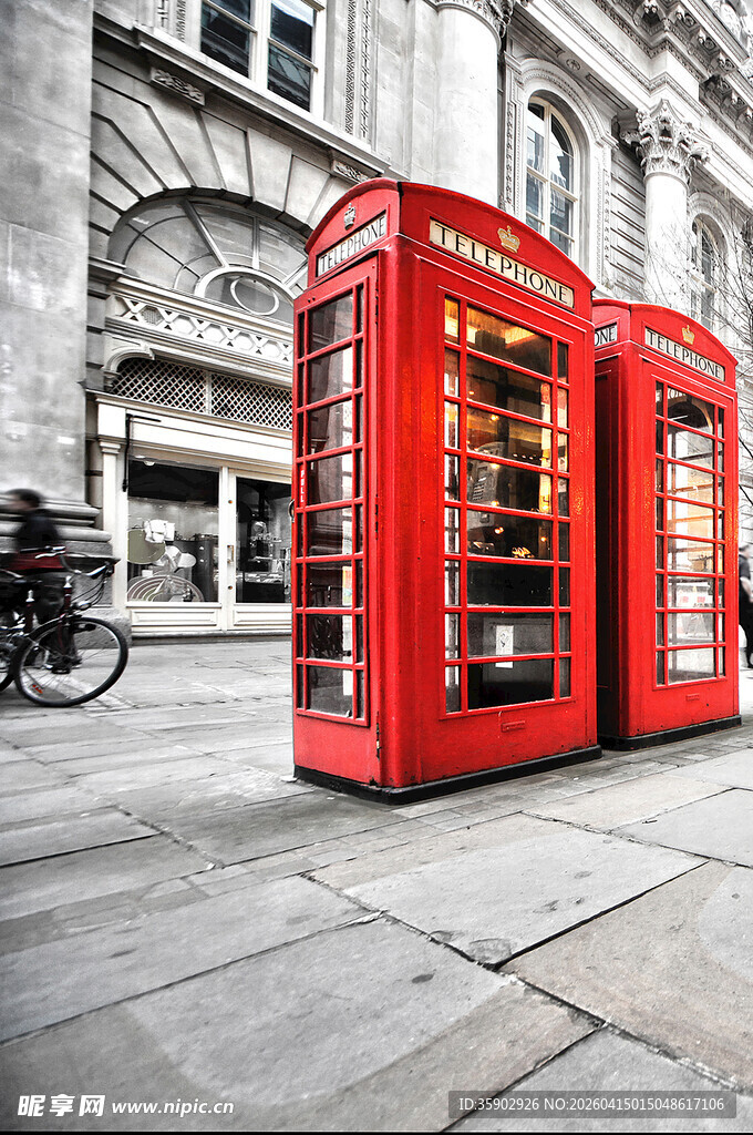 伦敦街头经典红色电话亭