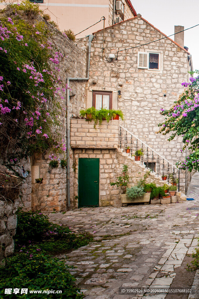 石砌小屋旁的烂漫花径