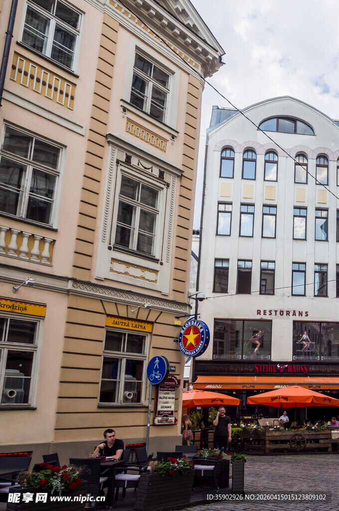 欧洲街头的建筑与休闲场景