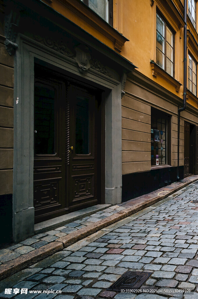 古朴街道旁的欧式建筑门口