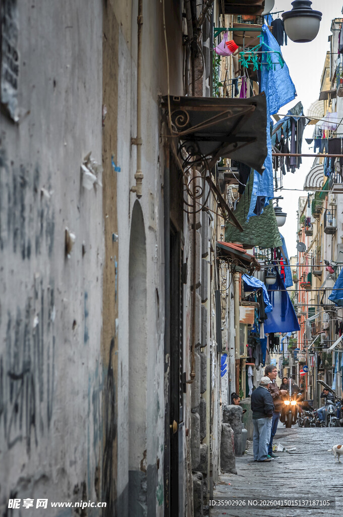 狭窄小巷中的生活景致
