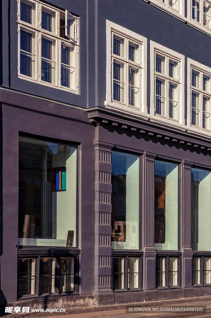 现代风格临街建筑外观