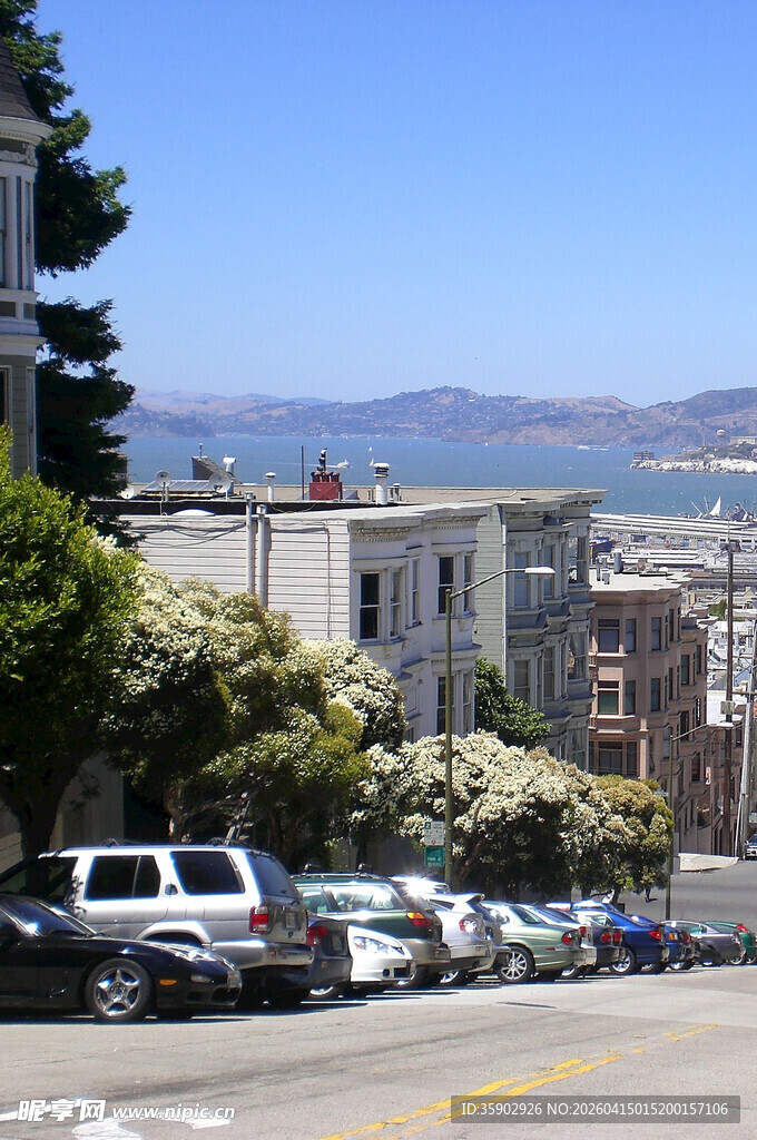 街道旁停放车辆与远处海景