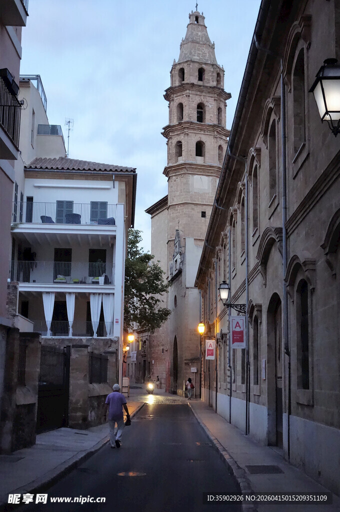 黄昏下的欧洲风情街道