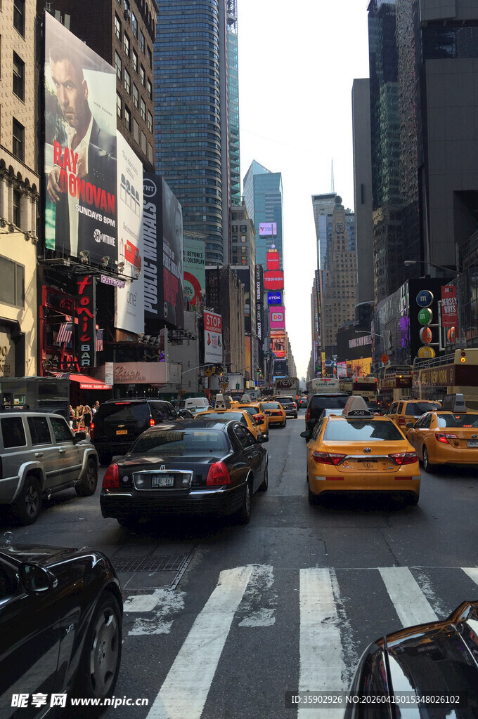 纽约街头繁忙的交通景象