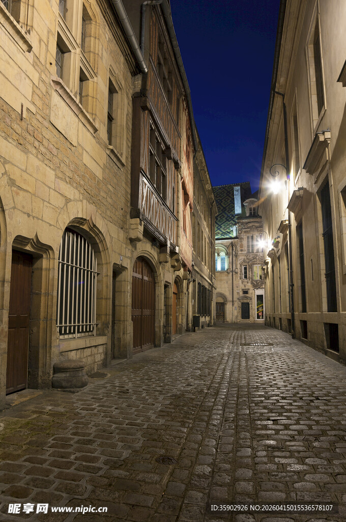 夜晚古朴的欧洲小巷街道