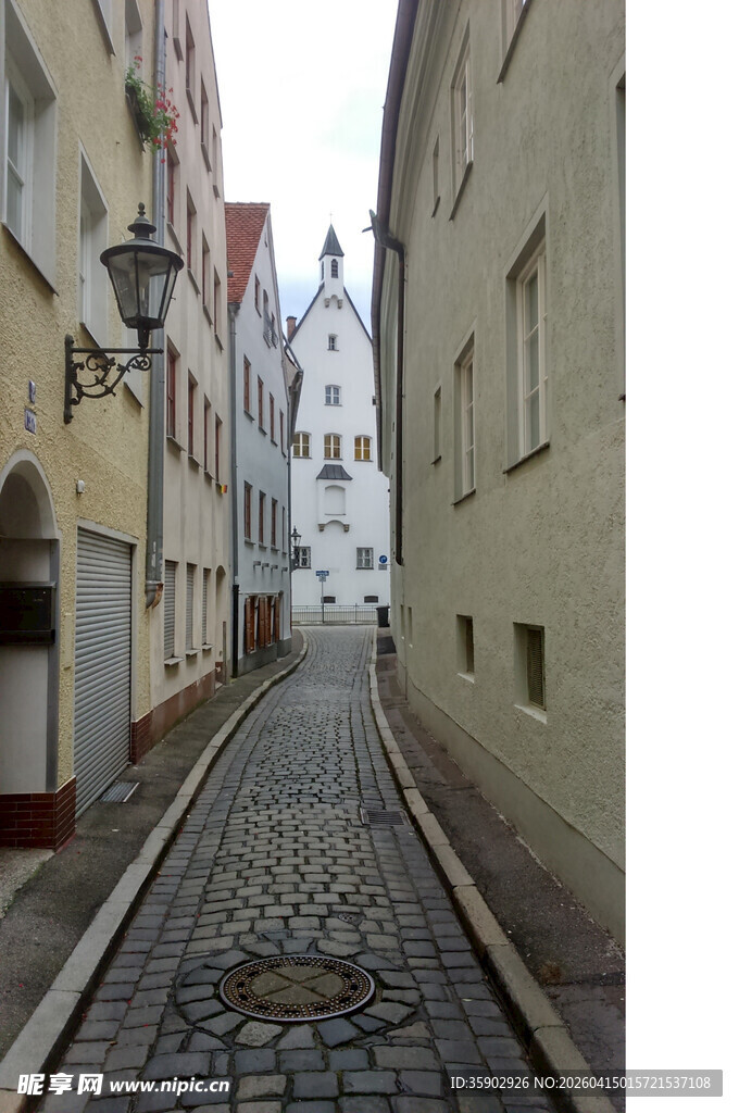 欧洲小巷中的古朴建筑景观