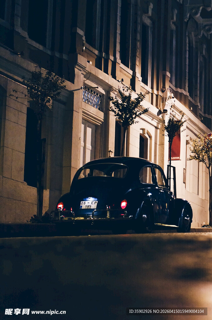 夜晚街边的复古黑色汽车