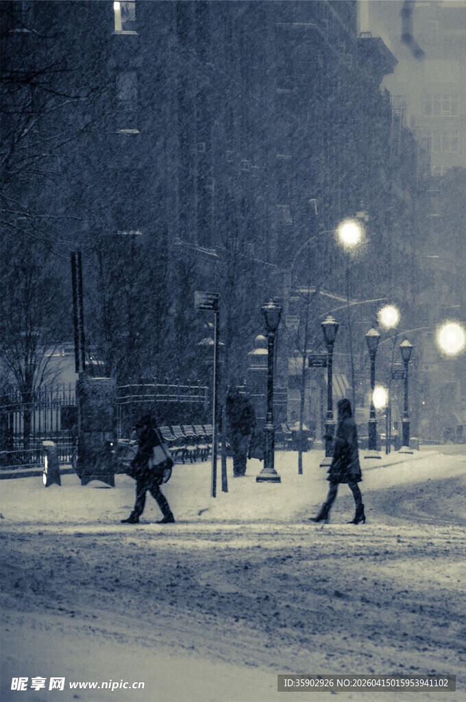 雪夜城市街道行人景象